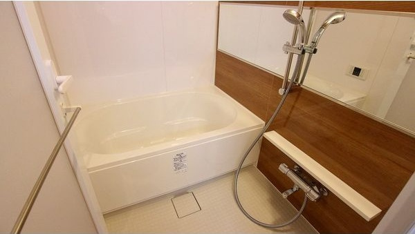 マルーン白壁の浴室