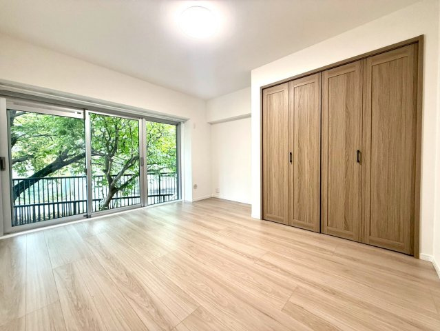 フェイム宮前平の洋室|【施工事例】
住まう方のライフスタイルに寄り添う、使い勝手の良い居室設計が魅力です。