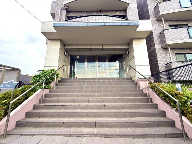 フェイム宮前平のエントランス|落ち着いた雰囲気のエントランスが、住まいに品格を添えています。