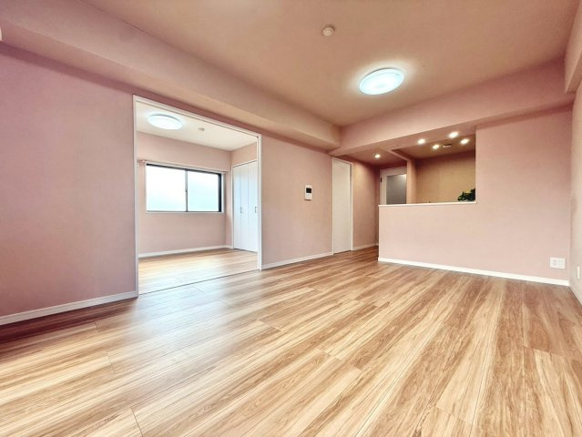 フェイム宮前平の居間・リビング|ナチュラルな素材感が心地よいリビングは、長く住むほどに愛着が深まる落ち着いた住空間です。