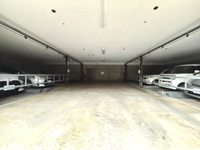 フェイム宮前平の駐車場|ンション敷地内に駐車場を確保。通勤やお買い物など日常の車利用に便利です。