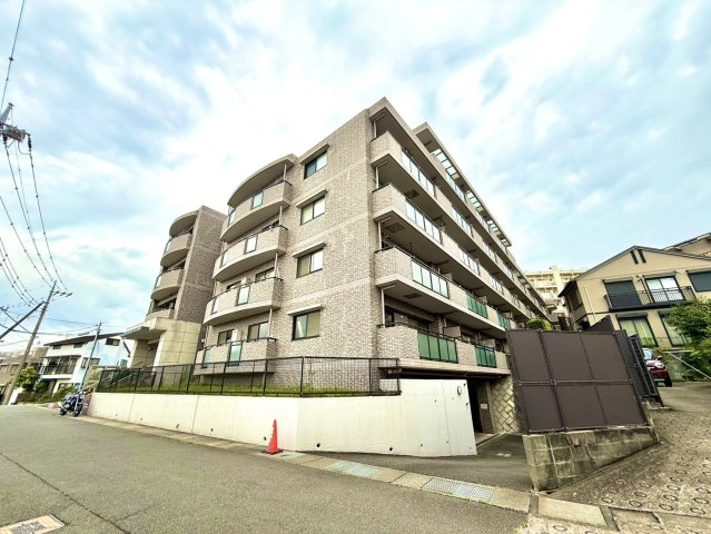 フェイム宮前平の外観|落ち着いた色調でまとめられた外観は、周辺の街並みに美しく調和しています。