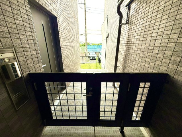 フェイム宮前平のその他|アルコープを設けることで共用廊下から玄関までにゆとりが生まれ、プライバシー性にも配慮されています。