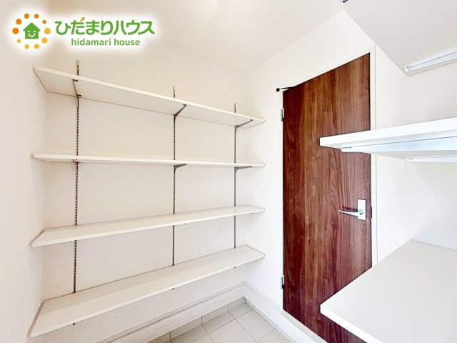 【収納】 | ひたちなか市馬渡17期　新築戸建 | シューズインクローゼットは、靴以外にもゴルフバックやベビーカーを置くことができ、 散らかりがちな玄関もスッキリします。