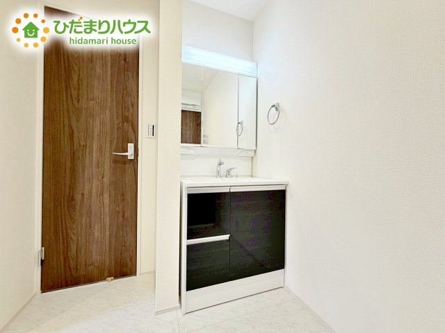 【独立洗面台】 | ひたちなか市馬渡17期　新築戸建 | ゆとりの洗面スペースで朝の身支度も快適スムーズに。３面鏡で髪のセットやお化粧もストレスなくこなせ、朝から気分良く通勤通学に向かえそうですね！
