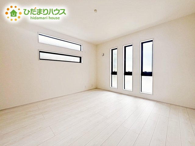 【寝室】 | ひたちなか市馬渡17期　新築戸建 | 壁紙はシンプルで清潔なホワイトで統一しています。朝の光をたっぷり浴びながら一日をスタート！目覚めは明るくあたたかな場所で。