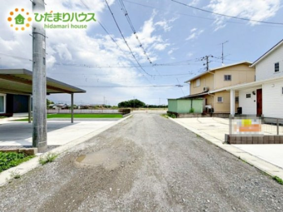 【前面道路含む現地写真】 | ひたちなか市馬渡17期　新築戸建 | 繁華街のようなにぎやかさがないため、車の音や話し声が少なく、静かな生活を望む人に適している閑静な住宅地！