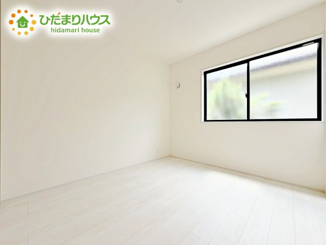 【洋室】 | ひたちなか市馬渡17期　新築戸建 | 白い壁の洋室は、太陽の光だけでも十分明るく感じられますね
