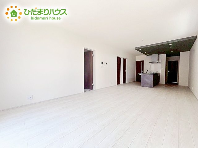 【居間・リビング】 | ひたちなか市馬渡17期　新築戸建 | 日当たりの良い南の窓に沿ってレイアウトされたLDK。キッチンに立っていても、外の景色が楽しめるため、晴れやかな気分で過ごせます。