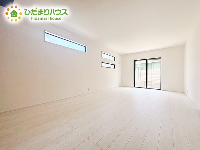 【居間・リビング】 | ひたちなか市馬渡17期　新築戸建 | 大きな窓が心地よい、リビング。家全体を見渡せるので、自然と家族の会話も弾みそう。