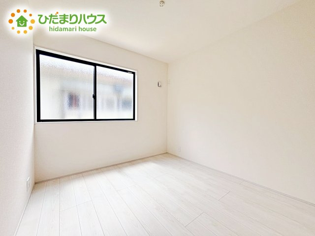 【洋室】 | ひたちなか市馬渡17期　新築戸建 | 窓からそそがれる暖かみのある明るい空間。広々としたプライベート空間で自分の時間を楽しめます。フローリング仕様で普段のお掃除も楽々です。