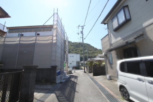 介良　中野団地　新築戸建の前面道路含む現地写真|西側　約4.0ｍ幅公道に接道
