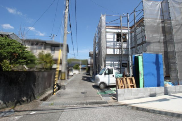 介良　中野団地　新築戸建の前面道路含む現地写真|西側　約4.0ｍ幅公道に接道