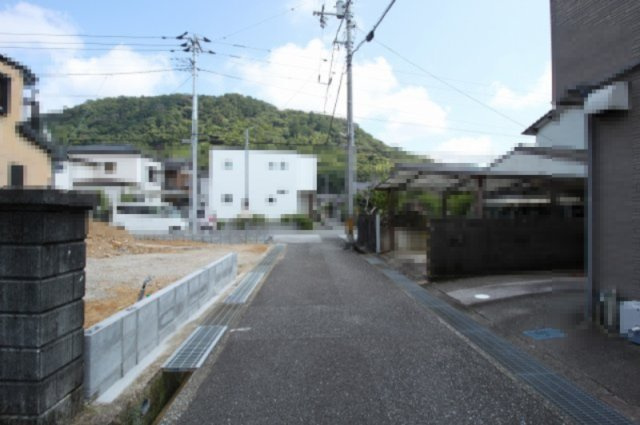 介良　中野団地　新築戸建の前面道路含む現地写真|西側　約4.0ｍ幅公道に接道