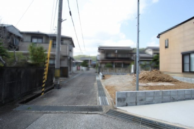 介良　中野団地　新築戸建の前面道路含む現地写真|西側　約4.0ｍ幅公道に接道