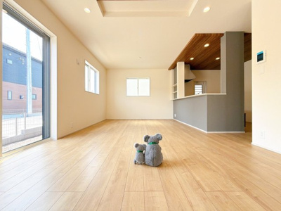 【居間・リビング】 | 前橋市龍蔵寺町　新築住宅 | 開放感あふれるリビング・ダイニングは、光と風を感じながら過ごせる心地よい空間。インテリアの映える落ち着いたデザインで、ゆとりある毎日を演出します。