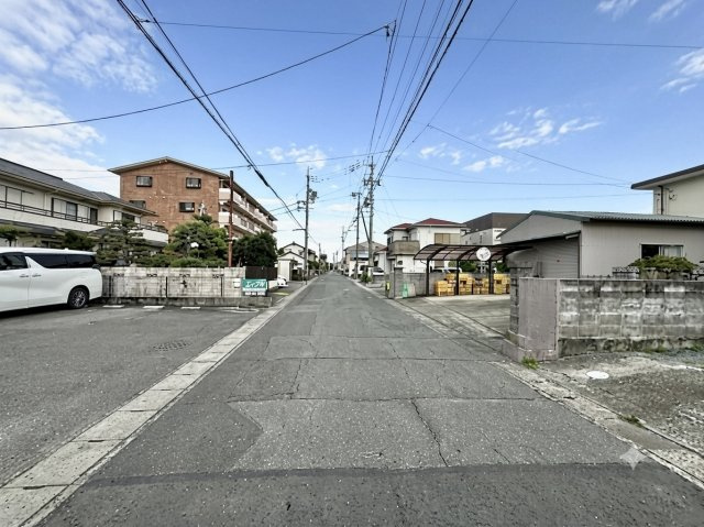 三島町 3期の前面道路含む現地写真|車通りが多くなく比較的スムーズにお車の出し入れができます。
