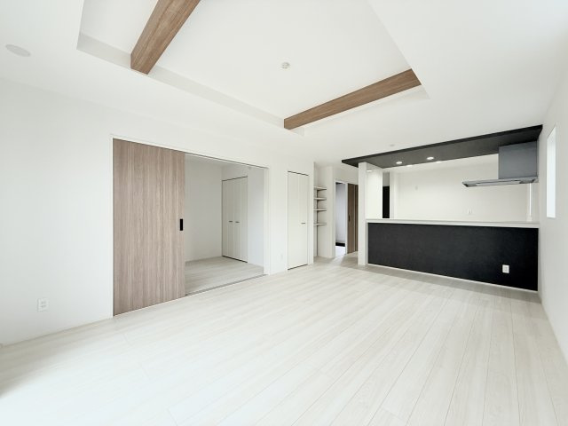 三島町 3期の居間・リビング|17畳のLDKは落ち着いた雰囲気。家族みんなでのびのびと過ごすのにピッタリです！
