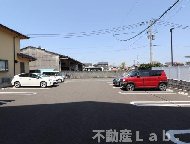 レーヴ新地の駐車場