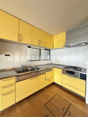 六万寺町1丁目中古戸建のキッチン|キッチンはL字型キッチンで使いやすく、快適にお料理できます♪