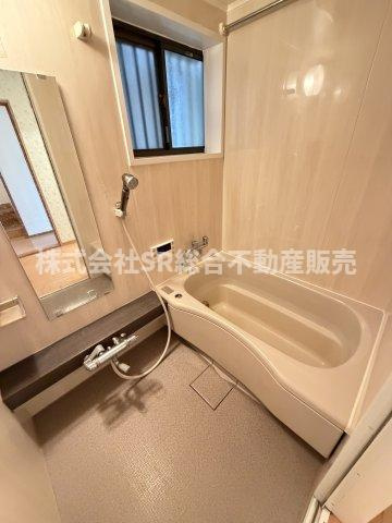 六万寺町1丁目中古戸建の浴室|足を伸ばしてゆったりと浸かれる浴槽です♪