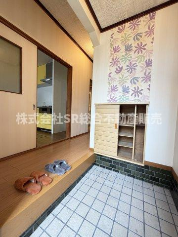 六万寺町1丁目中古戸建の玄関|玄関にはシューズボックスもあり広めで使いやすいです！