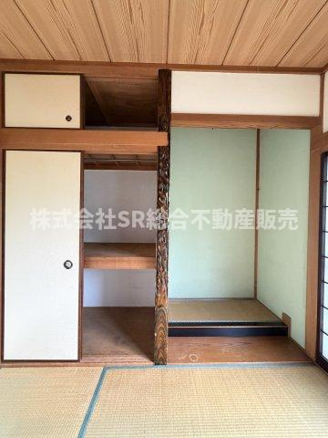 六万寺町1丁目中古戸建の収納|和室らしい床の間もあり、押入は容量たっぷりです！