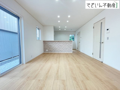 【居間・リビング】 | 深谷市緑ケ丘　新築住宅 | 室内構成に拘り採光とセンスを散りばめた空間。それは『柔らかさ』に似た素敵な居場所。そこに暮らす人のことを考えつくり出したものは『癒し』という心地よい居場です。
現地(2026年6月撮影)