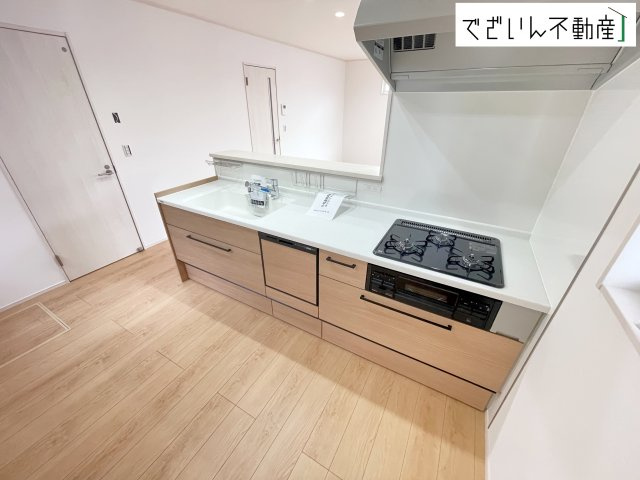 【玄関】 | 深谷市緑ケ丘　新築住宅 | ご家族みんなで調理ができる位のスペースを実現したキッチン空間となっております。みんなで作った料理を召し上がりながらの会話は、自然と笑いが絶えない空間がそこに広がります。
現地(2026年6月撮影)
