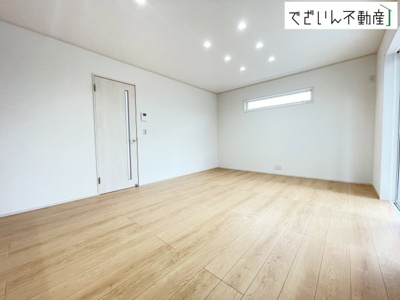 【居間・リビング】 | 深谷市緑ケ丘　新築住宅 | 広がるやすらぎのプライベート空間。大きい窓から射しこむ眩い光が、広々としたリビング空間を鮮やかに映し出します。
現地(2026年6月撮影)