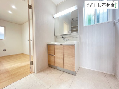 【独立洗面台】 | 深谷市緑ケ丘　新築住宅 | 朝の支度も家族並んでスムーズに。洗面台の広さと収納力が、忙しい毎日を支えてくれます。
現地(2026年6月撮影)