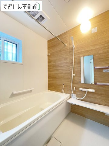 【浴室】 | 深谷市緑ケ丘　新築住宅 | 清潔感のあるバスルームは、忙しい毎日の中でほっと一息つける場所。育児の合間に、心も体もリセットできる大切な時間が生まれます。
現地(2026年6月撮影)