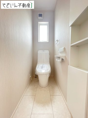 【トイレ】 | 深谷市緑ケ丘　新築住宅 | シンプルで清潔感のある空間は、毎日使う場所だからこそ嬉しい。家族みんなが快適に過ごせる工夫が詰まっています。
現地(2026年6月撮影)
