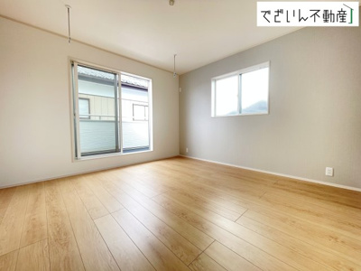 【洋室】 | 深谷市緑ケ丘　新築住宅 | 夫婦の寝室としても使える落ち着いた居室。育児の合間にほっと一息つける、静かな時間を守ってくれます。
現地(2026年6月撮影)