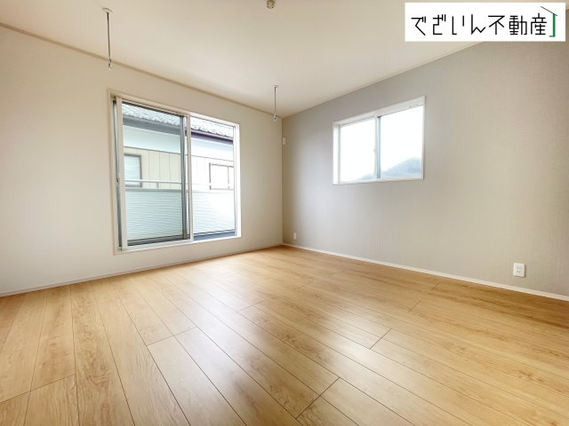 【洋室】 | 深谷市緑ケ丘　新築住宅 | 夫婦の寝室としても使える落ち着いた居室。育児の合間にほっと一息つける、静かな時間を守ってくれます。
現地(2026年6月撮影)