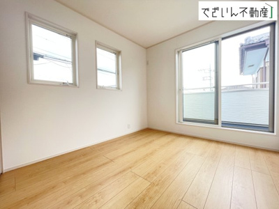 【洋室】 | 深谷市緑ケ丘　新築住宅 | 各部屋に収納が充実しているから、片付けがラク。季節用品もすっきり収まり、生活感を隠せます。
現地(2026年6月撮影)