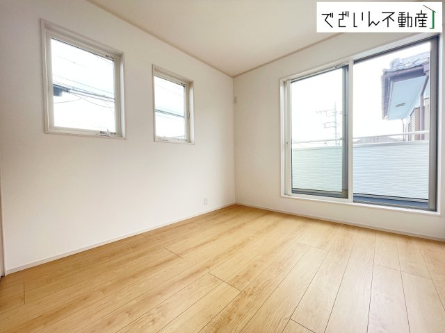 【洋室】 | 深谷市緑ケ丘　新築住宅 | 各部屋に収納が充実しているから、片付けがラク。季節用品もすっきり収まり、生活感を隠せます。
現地(2026年6月撮影)