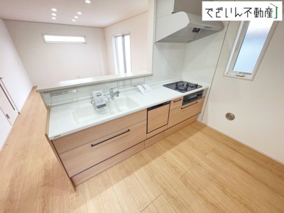 【キッチン】 | 深谷市緑ケ丘　新築住宅 | 共働きでも無理なく使える効率的なレイアウト。夕食の準備も、家族の会話を楽しみながら進められる、心地よいキッチンです。
現地(2026年6月撮影)