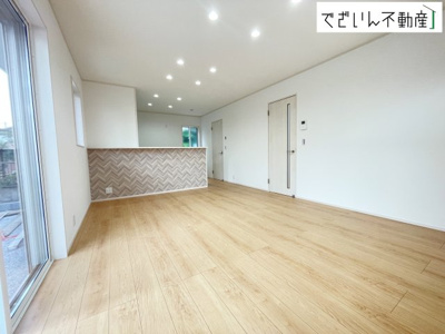【居間・リビング】 | 深谷市緑ケ丘　新築住宅 | 細部まで丁寧に仕上げられた内装が、日々の生活を豊かに彩ります。家族の思い出が増えていく場所に。
現地(2026年6月撮影)