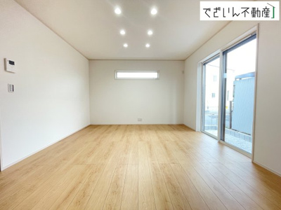 【居間・リビング】 | 深谷市緑ケ丘　新築住宅 | 南からたっぷり差し込む陽光が、家族の団らんをあたたかく照らす。広々としたLDKは、子どもが走り回っても余裕のある安心空間です。
現地(2026年6月撮影)