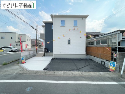 【外観】 | 深谷市緑ケ丘　新築住宅 | 街並みに馴染む、シンプルで洗練された佇まい。暮らしにちょっとした遊び心を添えてくれるお家です。
現地(2026年6月撮影)