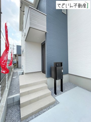 【玄関】 | 深谷市緑ケ丘　新築住宅 | 清潔感溢れる玄関がお出迎えする本邸宅の物語は、ここから始まる日常を期待させます。この場所には「希望」と「優越」で包み込んでくれる「特別」な空間があります。
現地(2026年6月撮影)