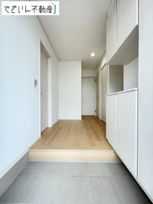 【玄関】 | 深谷市緑ケ丘　新築住宅 | 靴や荷物がすっきり収まる収納付き。来客時も安心して迎えられる、整った印象の玄関です。
現地(2026年6月撮影)