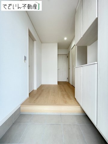 【玄関】 | 深谷市緑ケ丘　新築住宅 | 靴や荷物がすっきり収まる収納付き。来客時も安心して迎えられる、整った印象の玄関です。
現地(2026年6月撮影)
