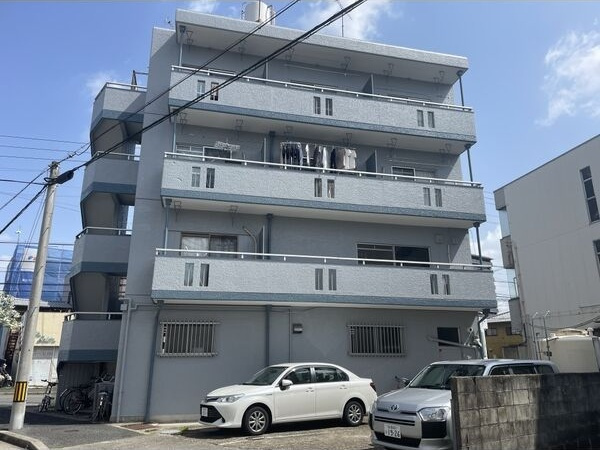 小林ビルの駐車場