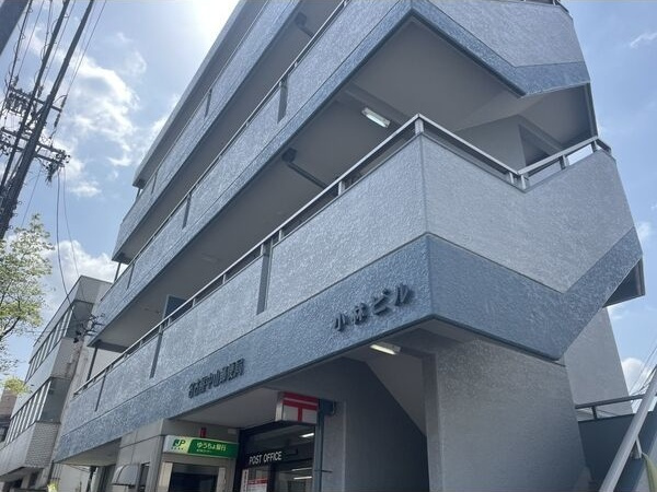 小林ビルのエントランス