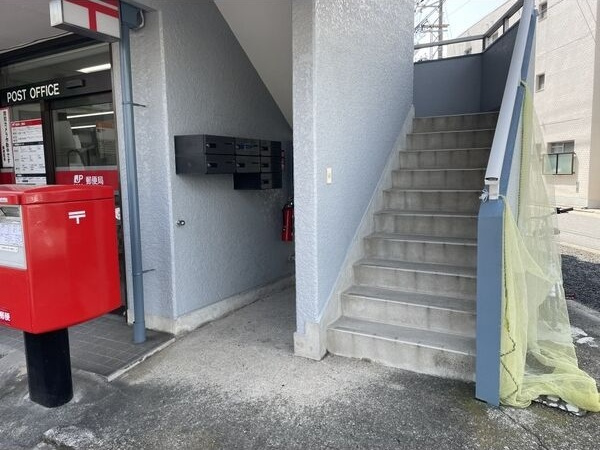 小林ビルのエントランス