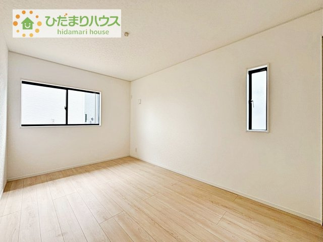 【洋室】 | 筑西市二木成第2　新築戸建　4号棟 | 窓が多く、明るい空間を演出してくれます(*^^*)