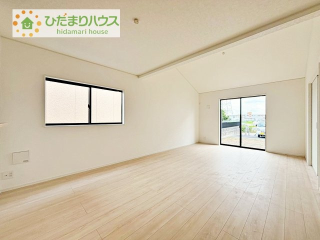【居間・リビング】 | 筑西市二木成第2　新築戸建　4号棟 | 南に面した大きな窓から差し込む光で日中は電気いらず♪