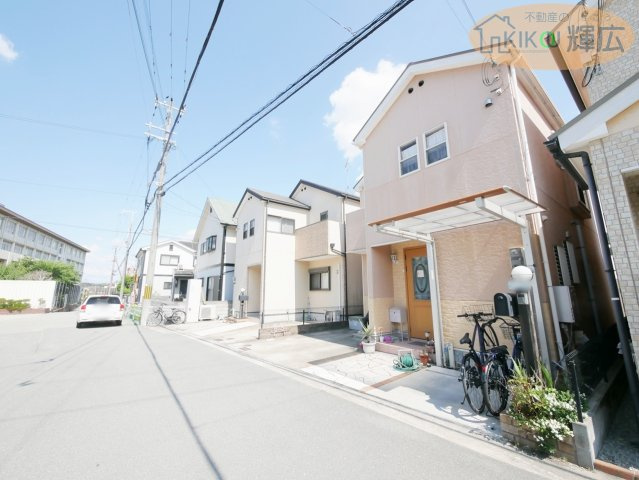 高砂市梅井2丁目　中古戸建の前面道路含む現地写真|前面道路は広々としておりますので、お車運転が苦手な方でも安心です。